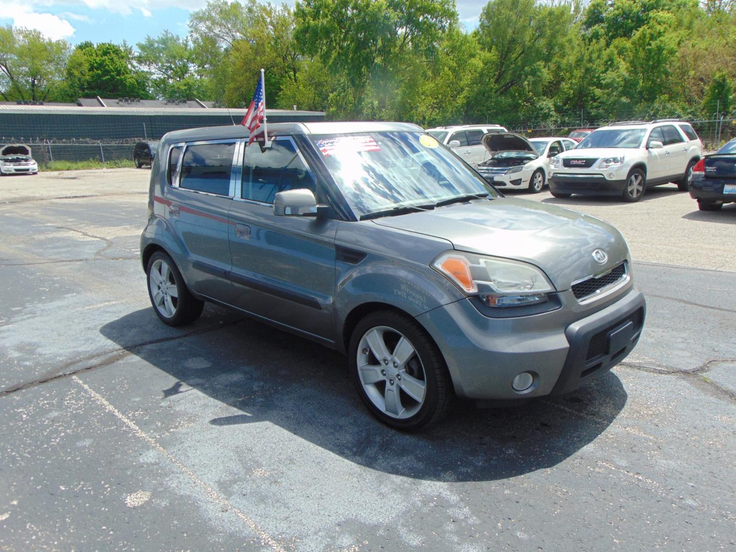 2010 Silver Kia Soul (KNDJT2A21A7) with an 4-Cyl 2.0 Liter engine, Automatic, 4-Spd w/Overdrive transmission, located at 2105 Dixie Hwy, Louisville, KY, 40210, (502) 772-3333, 38.220932, -85.795441 - Photo#9